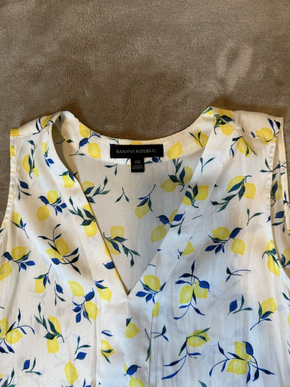 Banana Republic Extra Small Sleeveless Lightweight Lemon Design Blouse - Picture 3 of 4